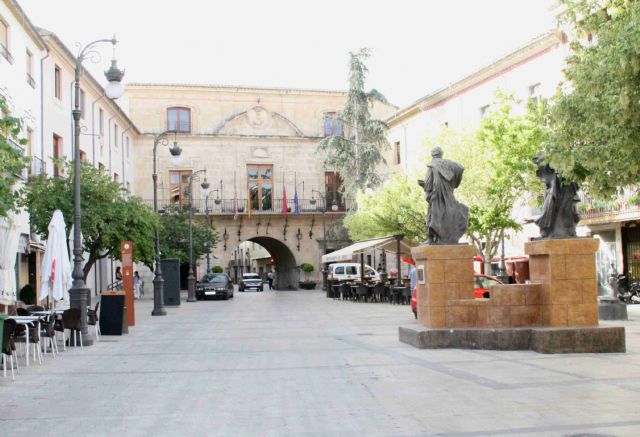 La Plaza del Arco se corta al tráfico los fines de semana de julio y agosto, en las horas centrales del día