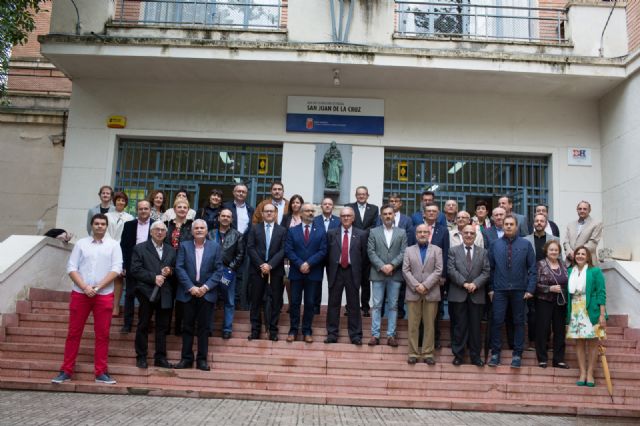 El IES ‘San Juan de la Cruz’ clausura su 50 aniversario con la colocación de una placa conmemorativa en la fachada del centro