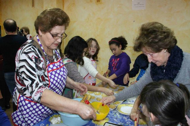 La Concejalía de Juventud celebra el taller intergeneracional de dulces tradicionales de Navidad