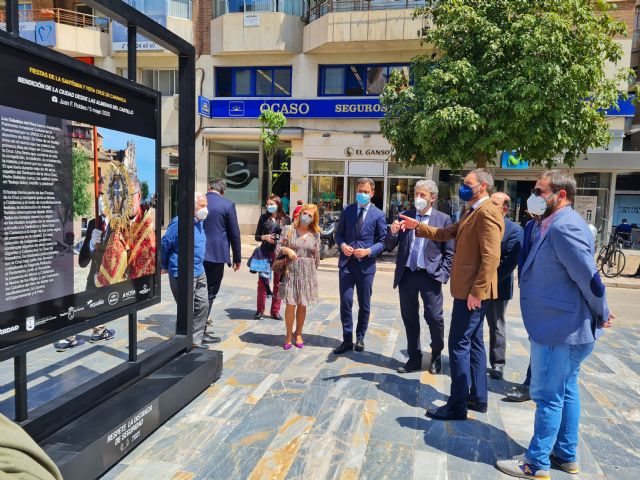 Dos exposiciones al aire libre en Murcia y Caravaca exhiben de forma simultánea imágenes de las Fiestas de Moros, Cristianos y Caballos del Vino en honor a la Vera Cruz