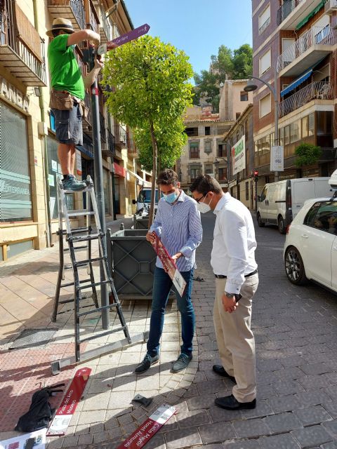 Instalan la nueva señalización turística peatonal inteligente en Caravaca para acercar al visitante la información de manera inmediata