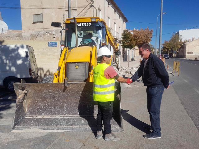 Reforman el acerado del segundo tramo de la avenida de Granada y el alumbrado en calles de Pinilla y Archivel