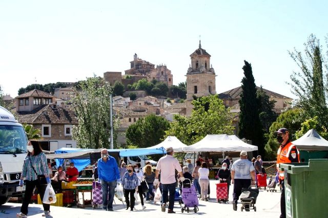 El ayuntamiento traslada a los vecinos la decisión de la asociación de vendedores ambulantes de no instalar los puestos en el mercado semanal del próximo lunes, 3 de agosto