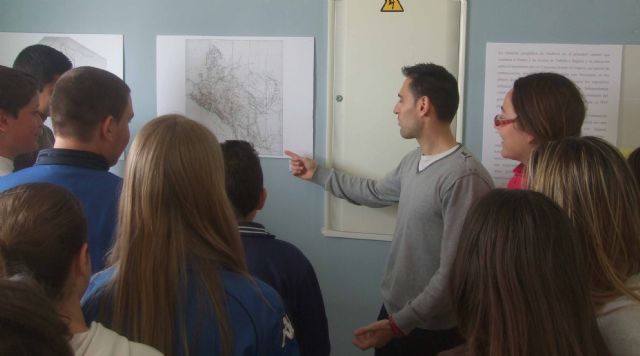 La exposición sobre la presencia de Caravaca en los mapas visita centros educativos