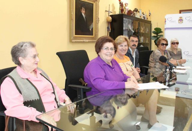 El ayuntamiento entrega a las delegaciones locales de Cáritas una ayuda de 18.000 euros