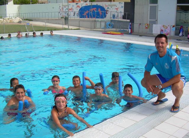 Más de 350 niños aprenden a nadar con la Concejalía de Deportes