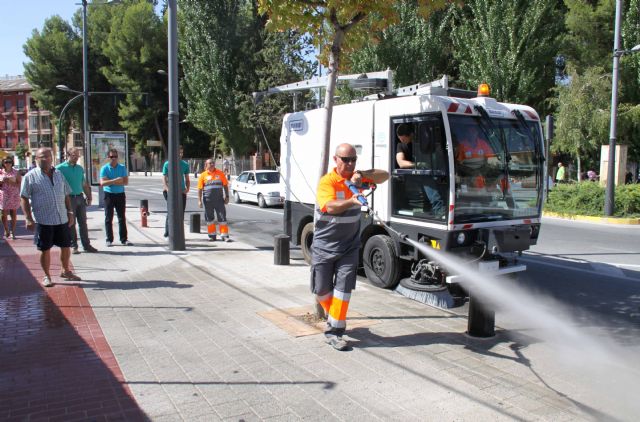 El servicio de limpieza viaria incorpora nueva maquinaria de barrido con agua a presión