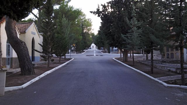 El Ayuntamiento realiza obras de asfaltado en el cementerio con un presupuesto de 79.895 euros