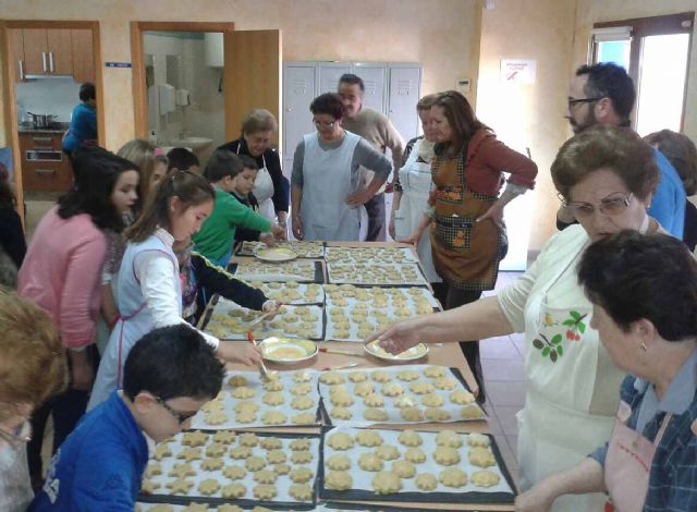 El Centro Joven y el de Personas Mayores colaboran en el taller de dulces navideños