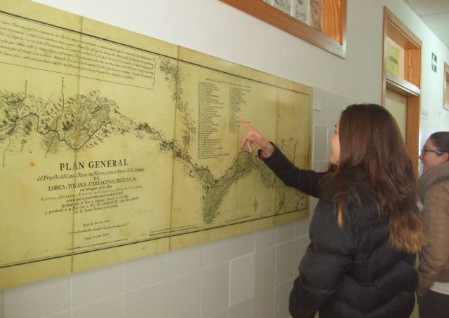 Los centros educativos realizan visitas didácticas a la exposición de mapas históricos de Caravaca