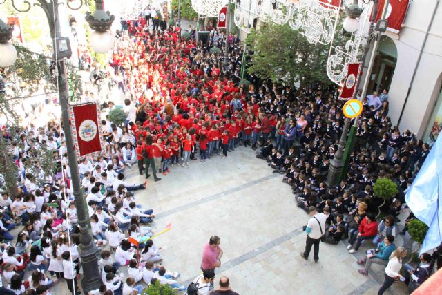 Más de un millar de niños participa en la primera edición del pregón infantil de las fiestas