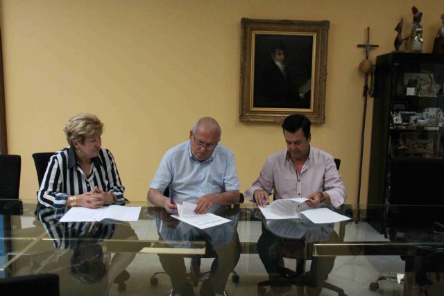 El Ayuntamiento destina a Cruz Roja 12.000 euros por el desarrollo de  iniciativas sociales y cobertura sanitaria en actos
