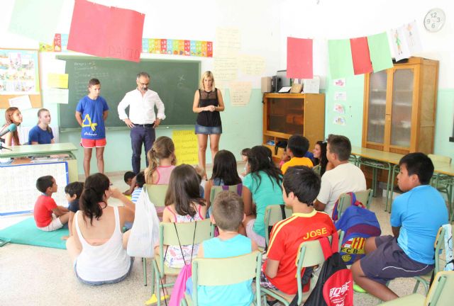 Cerca de 40 niños asisten al servicio de escuela y comedor social ofertado durante las vacaciones escolares