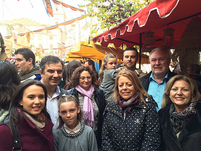 Juan Mª Vazquez y Mª Dolores Bolarín visitan el Mercado Medieval de Caravaca