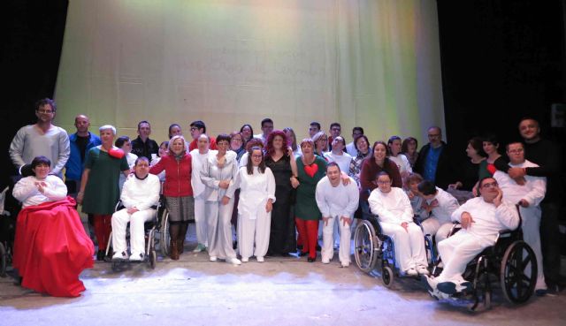 Caravaca celebra el ‘Día Internacional de la Discapacidad’ con la obra ‘Maestros de la ternura’, representada por usuarios de APCOM