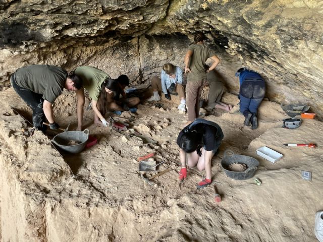 Profesores y estudiantes de distintos países retoman las excavaciones en 'La Cueva Negra'