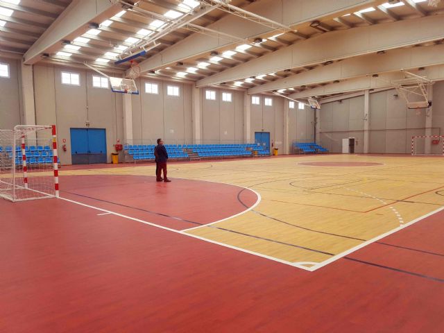 El Ayuntamiento instala el pavimento deportivo en el pabellón de Archivel, con una inversión de 53.000 euros