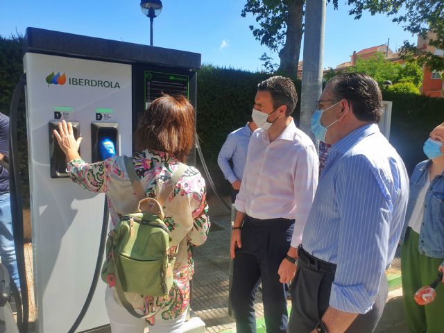 Caravaca pone en servicio las primeras estaciones de recarga rápida para vehículos eléctricos en la vía pública