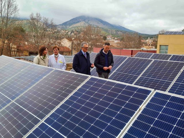 Una inversión de 283.000 euros permite dotar al Hospital Comarcal del Noroeste de un techo solar de 830 paneles para mejorar la eficiencia energética
