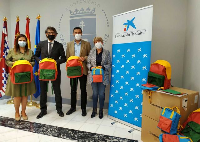 La Caixa entrega a Ayuntamiento de Caravaca 50 lotes de material escolar para reforzar el apoya a alumnado con necesidades básicas