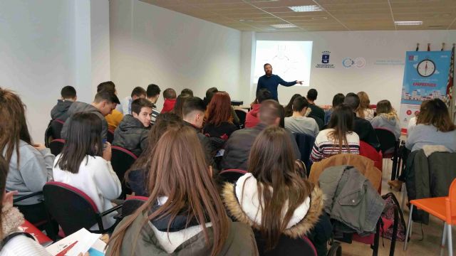 Medio centenar de alumnos participa en el Centro Municipal de Empleo en el seminario 'Cómo crear y hacer que funcione una empresa'