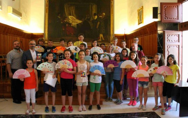 El alcalde recibe a los alumnos del Cervantes participantes en el proyecto ´Emprender en mi escuela´
