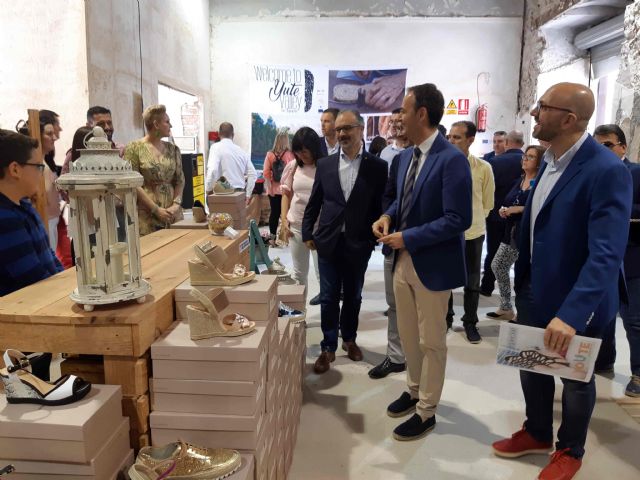 Firmas de calzado y complementos exponen sus creaciones en el claustro de los Jesuitas de Caravaca