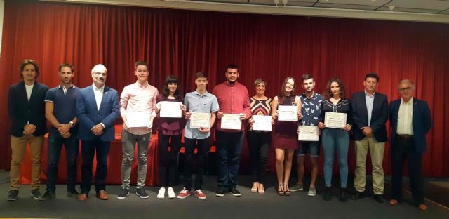 El Ayuntamiento de Caravaca entrega los Premios Extraordinarios de Educación a nueve estudiantes de centros educativos del municipio