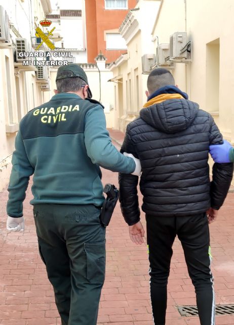 La Guardia Civil detiene a tres personas por el robo en un comercio de Campos del Río