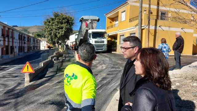 La segunda fase de las obras en el Barrio de San Vicente de Caravaca se centra en la renovación del asfaltado y la señalización de ocho calles
