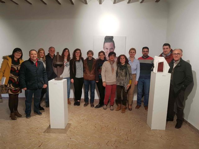 El IES San Juan de la Cruz realiza una exposición colectiva con antiguos alumnos de Bachillerato de Artes con motivo de su 50 aniversario