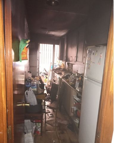 Servicios de emergencia acuden a sofocar incendio de vivienda en Caravaca