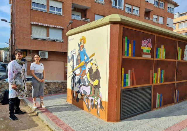 El Ayuntamiento de Caravaca, en colaboración con jóvenes artistas de la localidad, continúa decorando las casetas de los jardines públicos