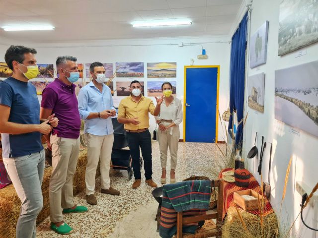 La exposición 'Caminos de Historia' muestra en El Moralejo los paisajes y la forma de vida de las pedanías altas de Caravaca