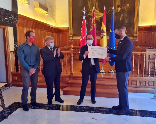 El alcalde de Caravaca recibe de manos del embajador ante la UNESCO el documento que acredita que los Caballos del Vino son Patrimonio Cultural Inmaterial de la Humanidad