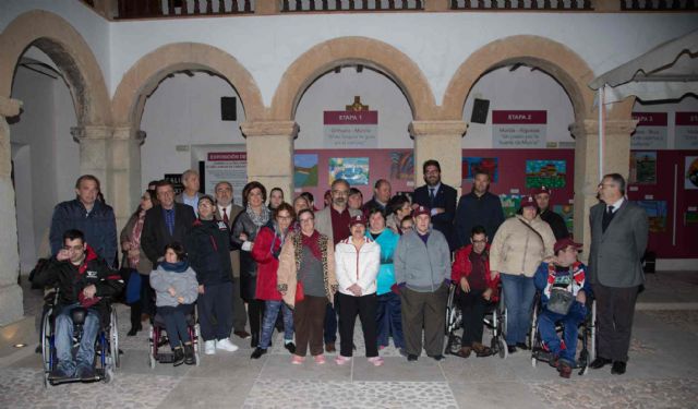 El Claustro del Castillo de Caravaca acoge la exposición 'Camino a la inclusión', con obras realizadas por personas con discapacidad