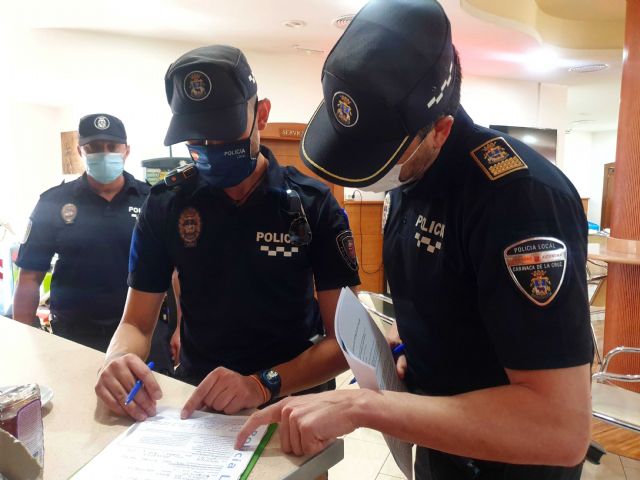 La Policía Local de Caravaca realiza inspecciones informativas en más de un centenar de locales de hostelería sobre la normativa COVID-19