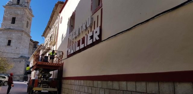 El Ayuntamiento renueva la pintura de la fachada y el recibidor del teatro Thuillier