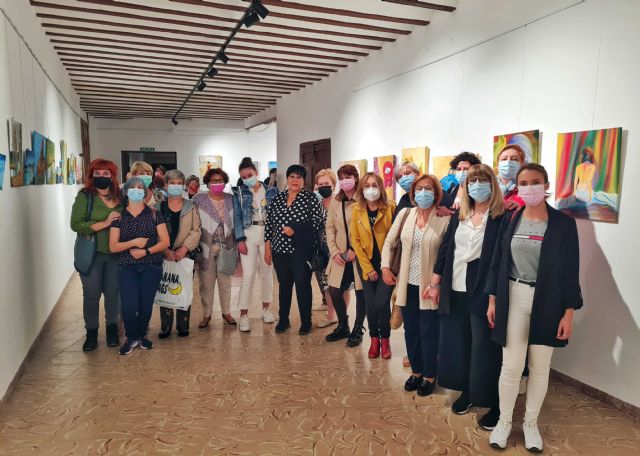 Cerca de 50 alumnas de los talleres impartidos por la artista caravaqueña Keke Calvache exponen sus obras en el antiguo convento de San José