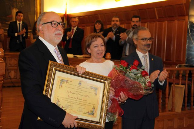 Juan José Avilés recibe el título de 'Hijo Adoptivo de Caravaca de la Cruz'