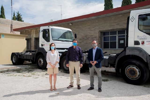 La Comunidad entrega dos cabezas tractoras y una pala cargadora al IES Ginés Pérez Chirinos de Caravaca de la Cruz