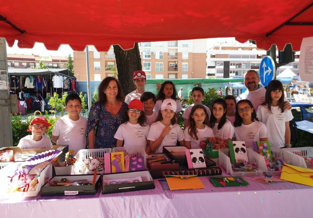Las cooperativas escolares del Cervantes venden sus productos en el mercado semanal