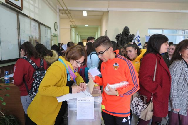 Alumnos de los centros de Secundaria votan propuestas dentro de los presupuestos participativos aplicados al área de Juventud