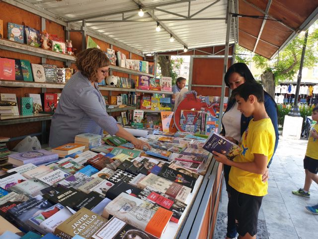 La Feria del Libro de Caravaca se celebra hasta el 2 de junio, acompañada por cuentacuentos y firmas de autores
