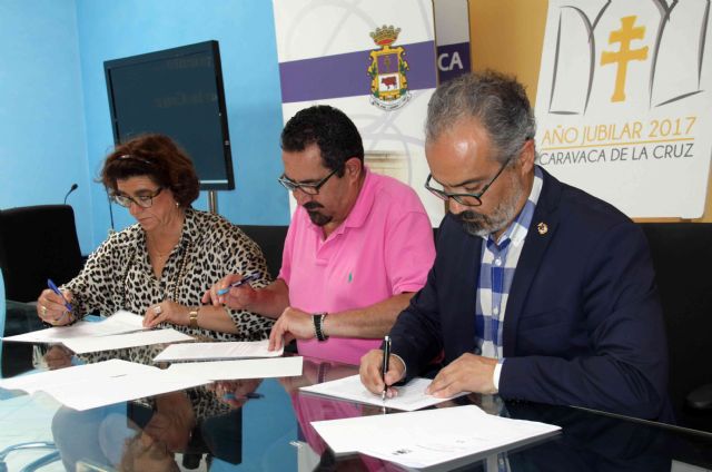El Ayuntamiento de Caravaca y la Cofradía de la Vera Cruz firman un convenio con la Asociación de Amigos de los Gigantes