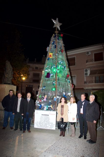 El árbol la Plaza San Juan de la Cruz recuerda en Navidad la importancia del reciclaje de los residuos domésticos
