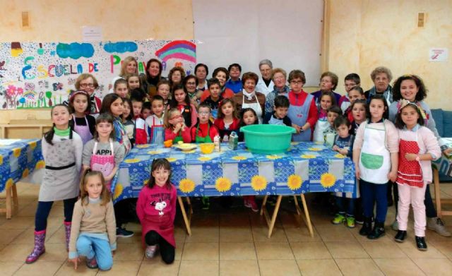 Juventud celebra el taller de recetas de Semana Santa en colaboración con el Centro de Personas Mayores