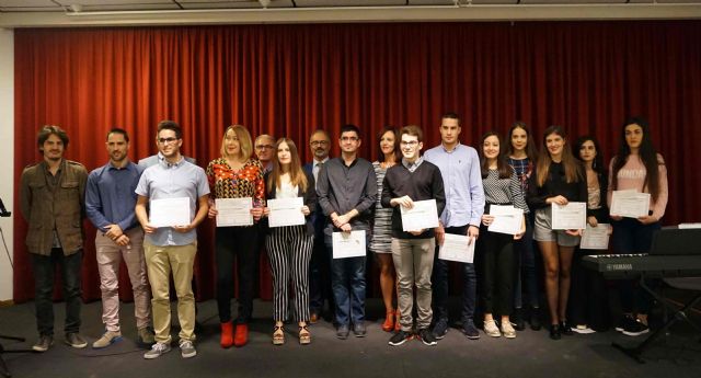 Trece estudiantes reciben los Premios Extraordinarios de Educación que concede el Ayuntamiento de Caravaca