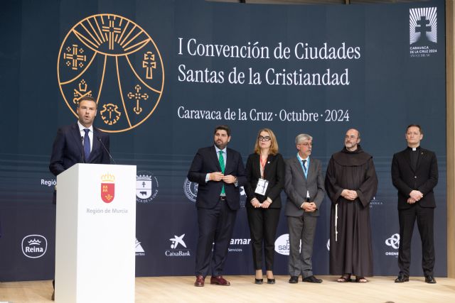 Los Reyes visitan el stand de la Región de Murcia en FITUR con motivo del Año Jubilar de Caravaca y reciben la invitación para peregrinar a la ciudad