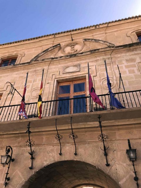 Banderas a media asta en el Ayuntamiento de Caravaca de la Cruz y dos minutos de silencio en actos oficiales